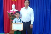 Trao Bằng khen của Bộ GD&ĐT đến học sinh lớp 3 trả lại 44 triệu đồng nhặt được