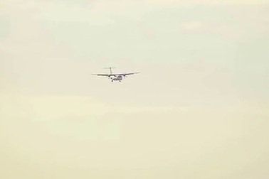 Thót tim xem máy bay chao đảo, hạ cánh trong gió mạnh (1)