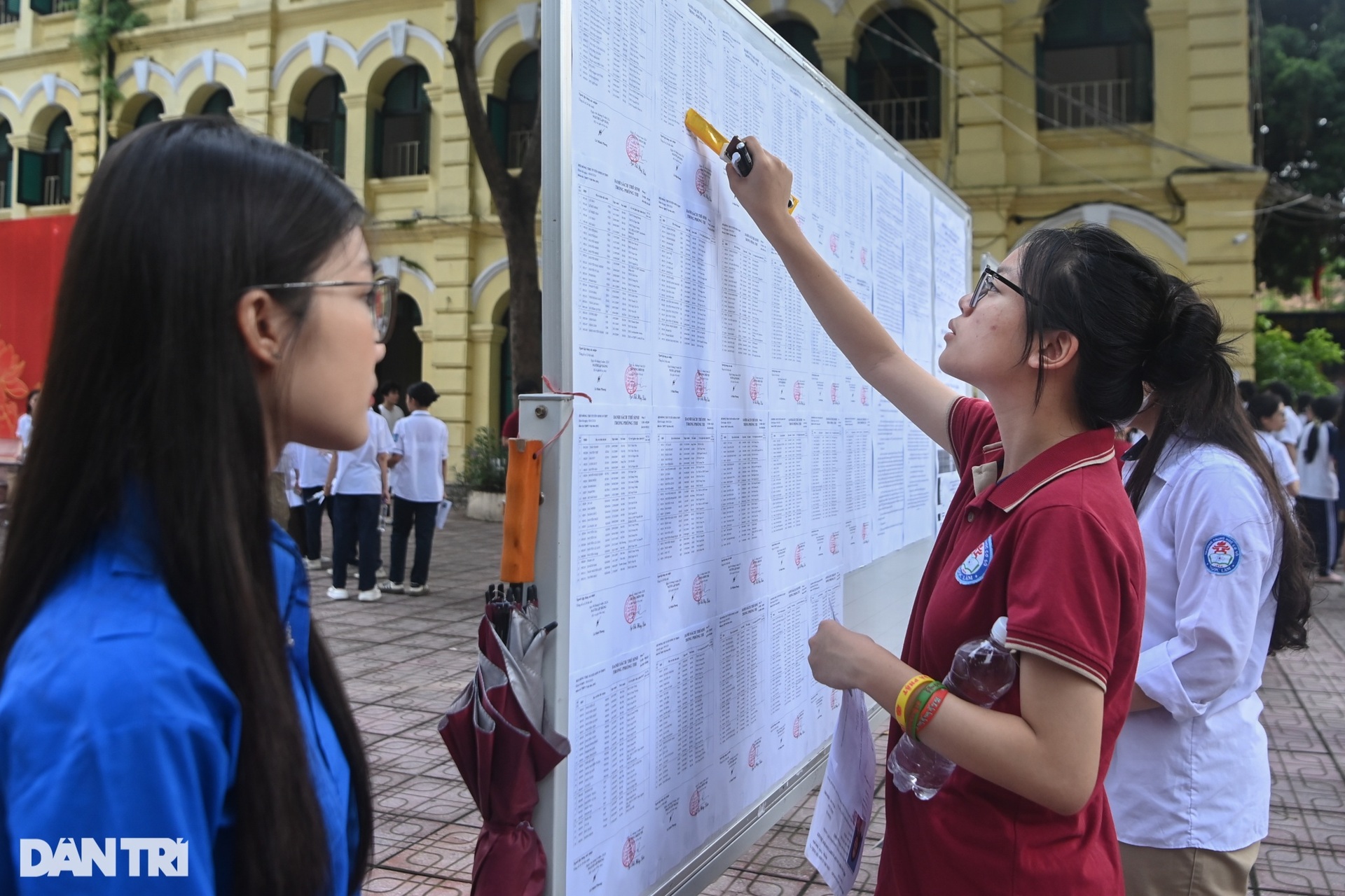 Phụ huynh tiếp sức sĩ tử thi môn ngữ văn vào lớp 10 ở Hà Nội - 6
