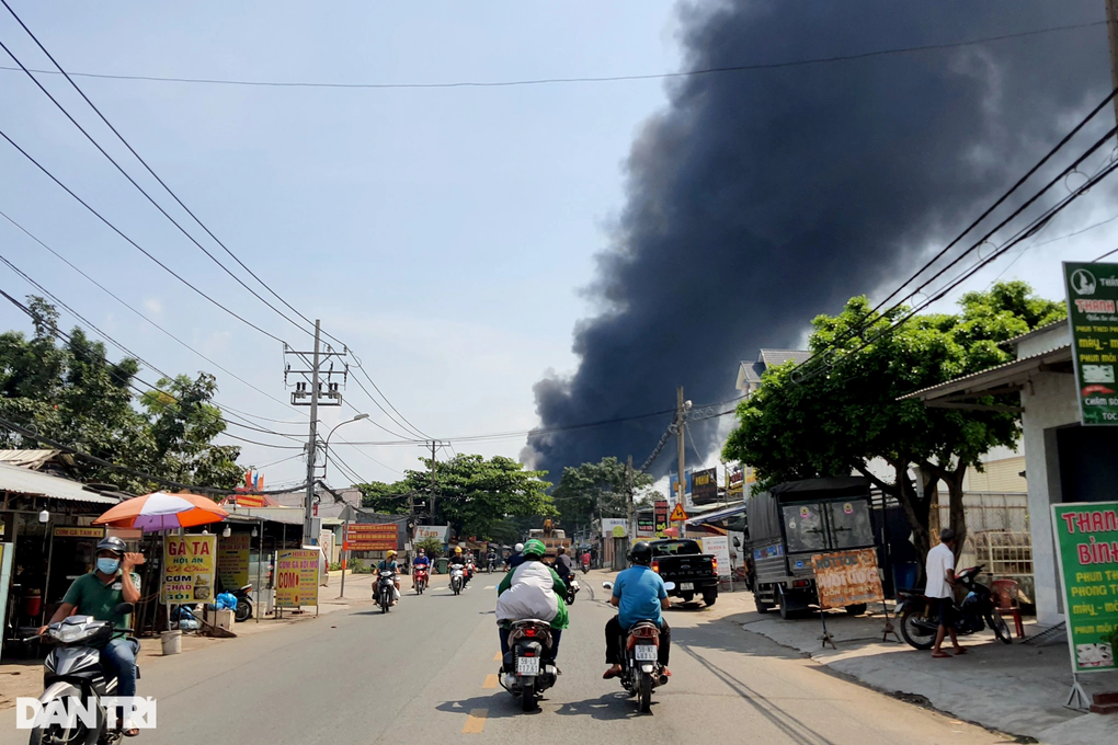 Khói lửa dữ dội tại kho phế liệu ở vùng ven TPHCM - 5 Khói lửa dữ dội tại kho phế liệu ở vùng ven TPHCM - 5