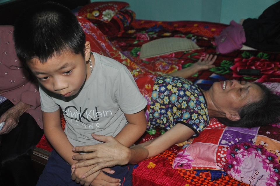 Xót thương bà cận kề cái chết cầu xin miếng ăn cho cháu 8 tuổi - 5 Xót thương bà cận kề cái chết cầu xin miếng ăn cho cháu 8 tuổi - 5