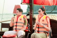 Đương kim Hoa hậu Thế giới đi thuyền buồm, ngắm hoàng hôn trên Vịnh Hạ Long