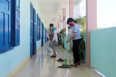 Phú Yên: Thầy cô tất bật tổng vệ sinh trường lớp để đón học sinh