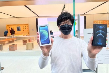 Bất chấp Covid-19, dân tình vẫn xếp hàng dài chờ mua iPhone 12