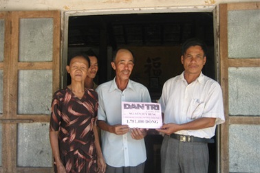 Gia đình có 5 người mù nhận quà của bạn đọc Dân trí