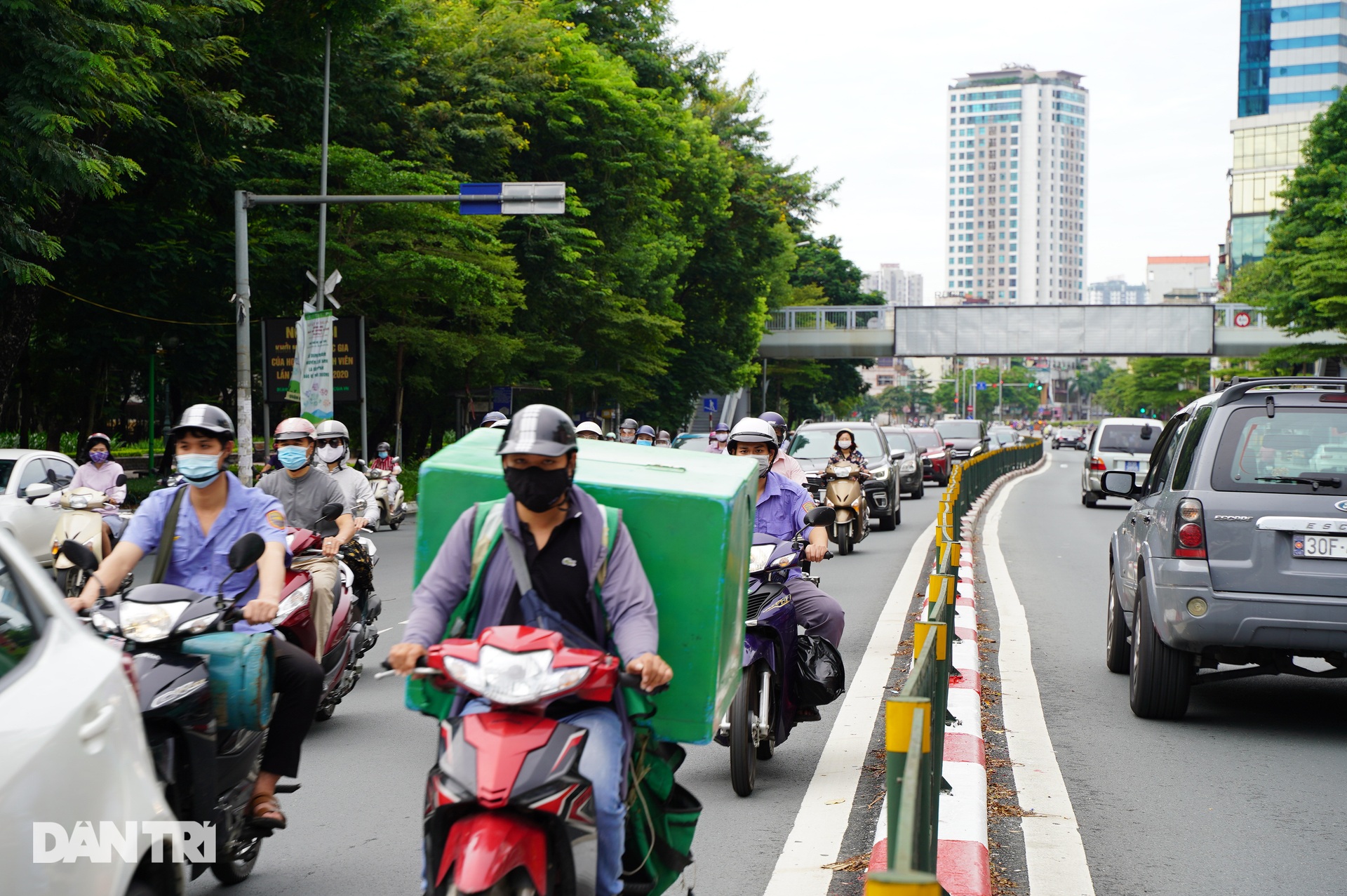 Người dân nhộn nhịp tập thể dục ngoài phố khi Hà Nội chưa hết giãn cách - 14 Người dân nhộn nhịp tập thể dục ngoài phố khi Hà Nội chưa hết giãn cách - 14