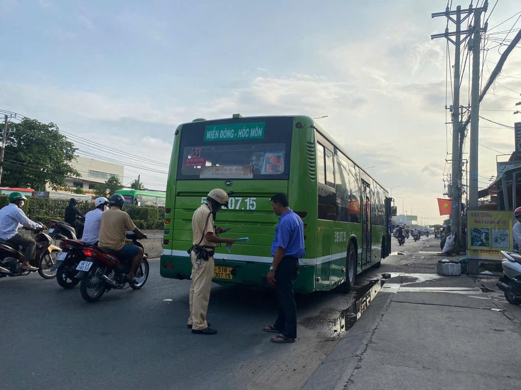 Vi phạm nồng độ cồn, tài xế xe buýt ở TPHCM bị phạt 7 triệu đồng - 2