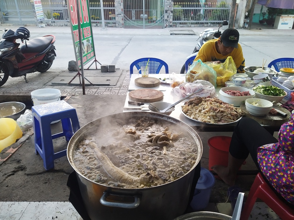 Món cháo nội tạng ăn kèm bún lạ miệng, chỉ bán vài tiếng/ngày ở An Giang - 2 Món cháo nội tạng ăn kèm bún lạ miệng, chỉ bán vài tiếng/ngày ở An Giang - 2