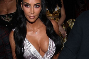 Kim Kardashian khoe ngực khủng với váy trễ nải