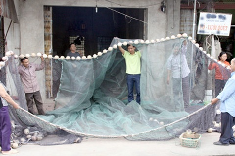 Hối hả làm lưới “khủng” dẫn dắt cụ Rùa