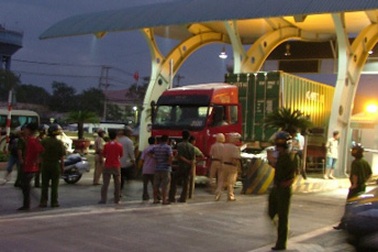Kẹt xe nghiêm trọng vì tài xế phản đối trạm thu phí 