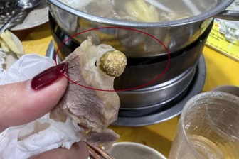 Quán bò nhúng dấm nổi tiếng ở Hà Nội bị khách tố có dòi trong miếng thịt bò