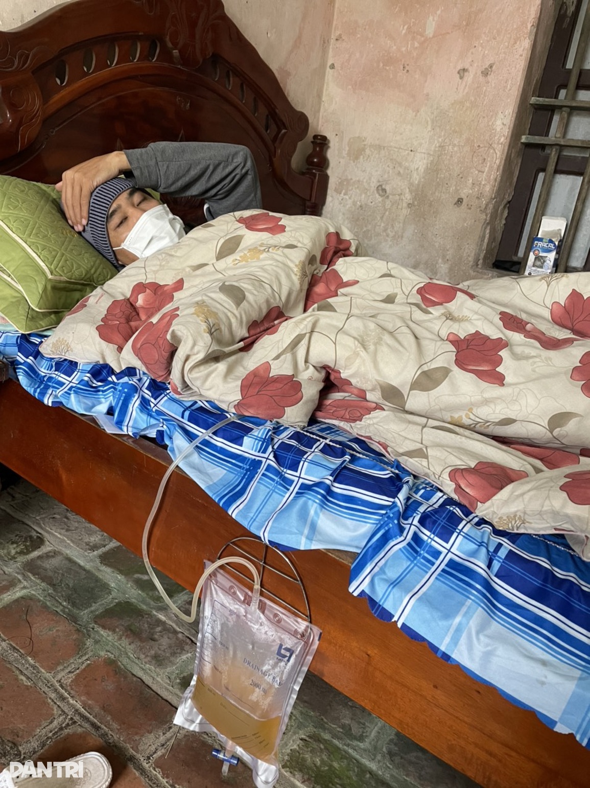 Bạn đọc báo Dân trí hỗ trợ người bố ung thư bàng quang hơn 100 triệu đồng - 2 Bạn đọc báo Dân trí hỗ trợ người bố ung thư bàng quang hơn 100 triệu đồng - 2