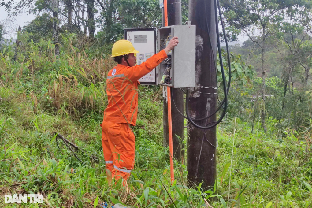 Lũ ống càn quét, đất, nước, cây rừng rơi xuống lấp dần quốc lộ - 12 Lũ ống càn quét, đất, nước, cây rừng rơi xuống lấp dần quốc lộ - 12