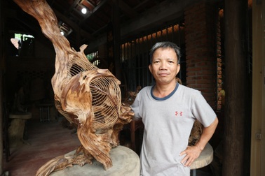 Nghệ nhân đau đáu với việc "giữ hồn" nghề mộc ở làng nghề trăm năm tuổi