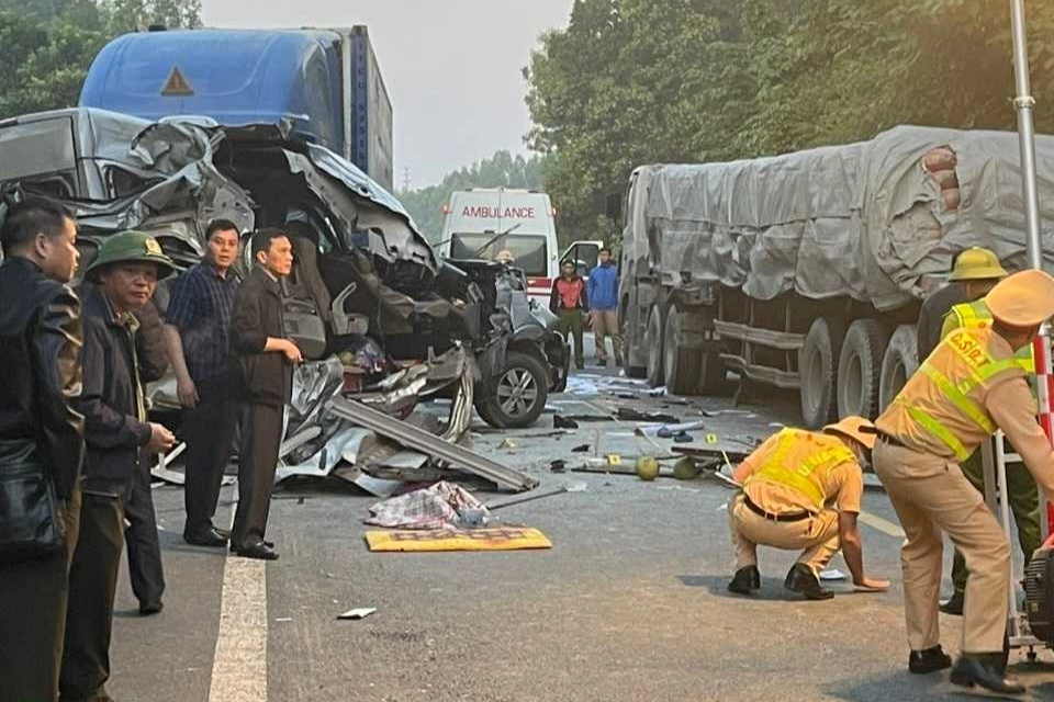 Thủ tướng yêu cầu tổng kiểm tra xe hợp đồng sau vụ tai nạn 5 người chết - 1