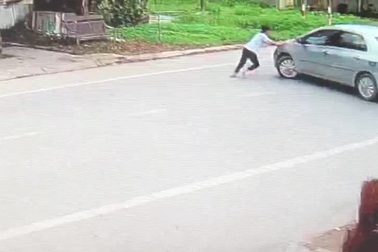 Mua bia không trả tiền rồi lên xe bỏ chạy