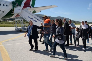 Giáo hoàng Francis đón 12 người tị nạn lên máy bay về Vatican