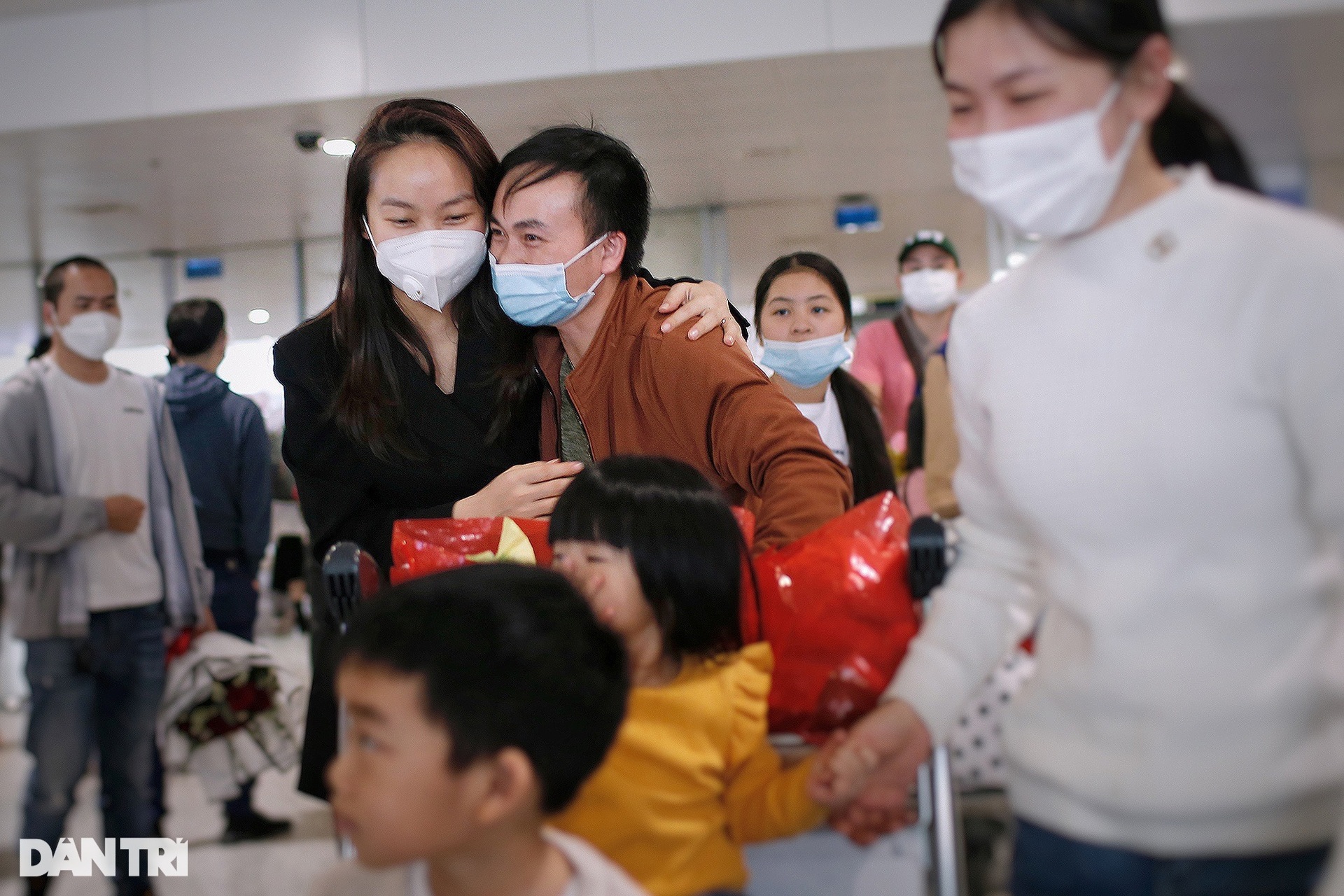 Hình ảnh gần 600 người Việt về nước từ vùng chiến sự Ukraine sáng 13/3 - 15 Hình ảnh gần 600 người Việt về nước từ vùng chiến sự Ukraine sáng 13/3 - 15