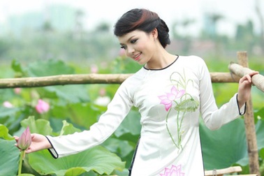 Hoa khôi SV Hà Nội yêu kiều bên cánh hoa sen