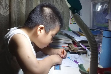 "Nhốt" con ở nhà mùa dịch: Miệng cười tươi, lòng hơn lửa đốt!