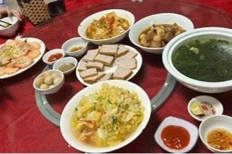 Thực hư nhóm sinh viên tố bị "chặt chém", mâm cơm lèo tèo ở Cửa Lò