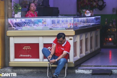Ế khách ngày vía Thần Tài, nhân viên tiệm vàng thảnh thơi... bấm móng chân