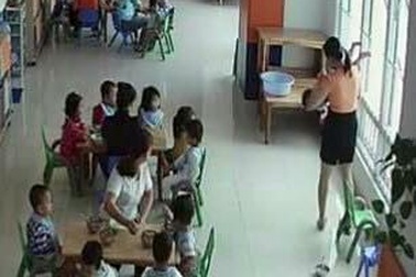 Dốc ngược, dọa ném trẻ qua cửa sổ: Cô hiệu trưởng gọi là “giỡn”