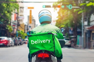 Shipper chê tiền "tip" ít khiến dân mạng dậy sóng tranh cãi