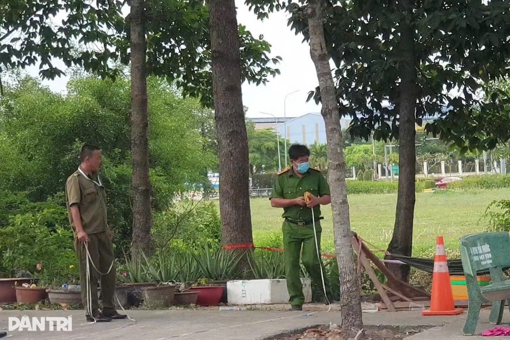 Người đàn ông tử vong bất thường dưới kênh nước thải ở Bình Dương - 2 Người đàn ông tử vong bất thường dưới kênh nước thải ở Bình Dương - 2