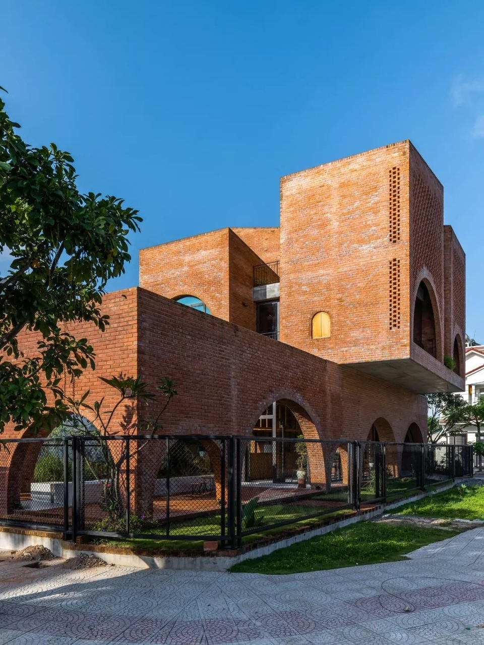 Nhà đất nung “hầm hố”, vào bên trong như tham quan thành cổ ở Đà Nẵng - 3