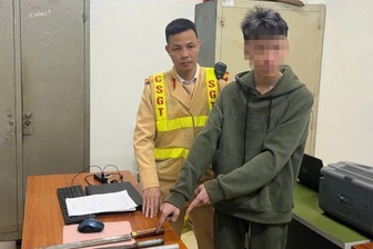 Mang hung khí đi đánh nhau, nam thanh niên bị CSGT khống chế