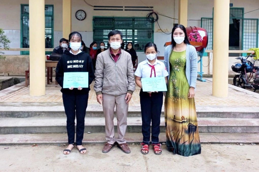 Quảng Nam: Thầy giáo 24 năm dệt ước mơ cho học trò nghèo - 3 Quảng Nam: Thầy giáo 24 năm dệt ước mơ cho học trò nghèo - 3