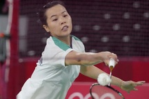 Thùy Linh đại chiến "một mất một còn" với… tượng đài cầu lông