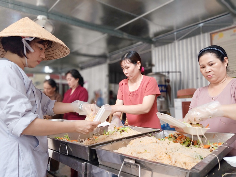 Bếp ăn tình thương đỏ lửa từ việc... dành 2.000 đồng - 1 Bếp ăn tình thương đỏ lửa từ việc... dành 2.000 đồng - 1