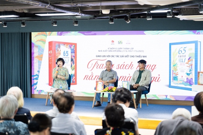 Nhà thơ Nguyễn Thụy Anh trò chuyện cùng nhà văn Trần Đức Tiến, nhà thơ Cao Xuân Sơn.
