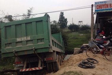 3 lần tông thẳng vào CSGT, tài xế xe tải gây cuộc tháo chạy kinh hoàng