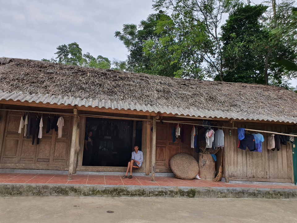 Thương gia đình nghèo lay lắt nuôi 3 đứa con cùng mang bệnh giống nhau - 1 Thương gia đình nghèo lay lắt nuôi 3 đứa con cùng mang bệnh giống nhau - 1