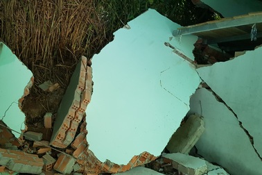 Sạt lở đất kinh hoàng, 5 nhà dân bị đổ sập