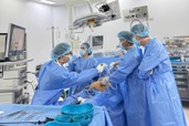 Vinmec Đà Nẵng mổ cấp cứu loại bỏ khối u buồng trứng cho bệnh nhân suy thận
