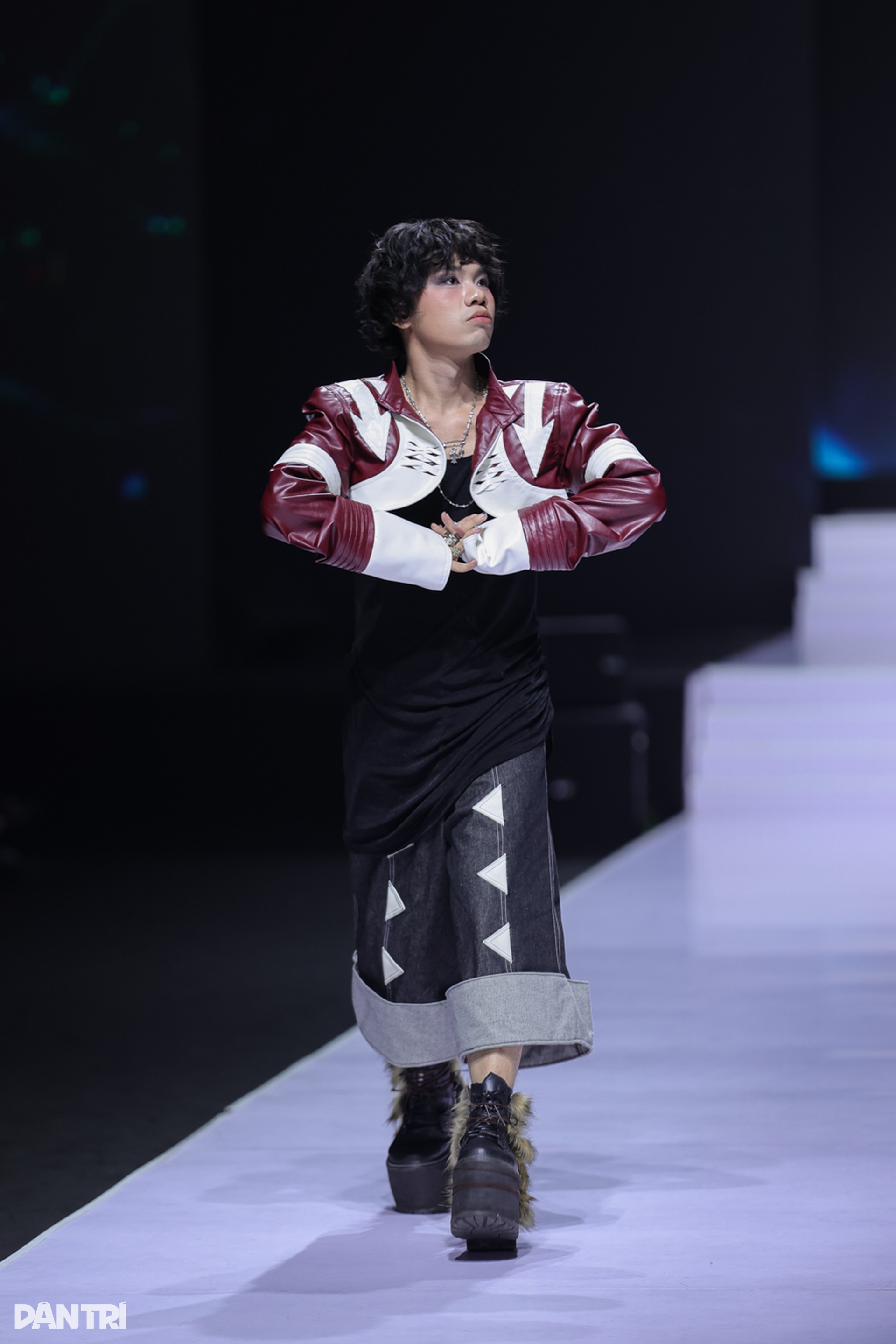 “Chị đẹp” Lynk Lee khoe nét nữ tính trên sàn diễn thời trang - 11