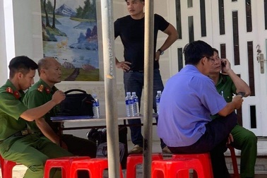 Vợ bị đâm chết, chồng treo cổ cạnh nhà sau chuyến đi chơi