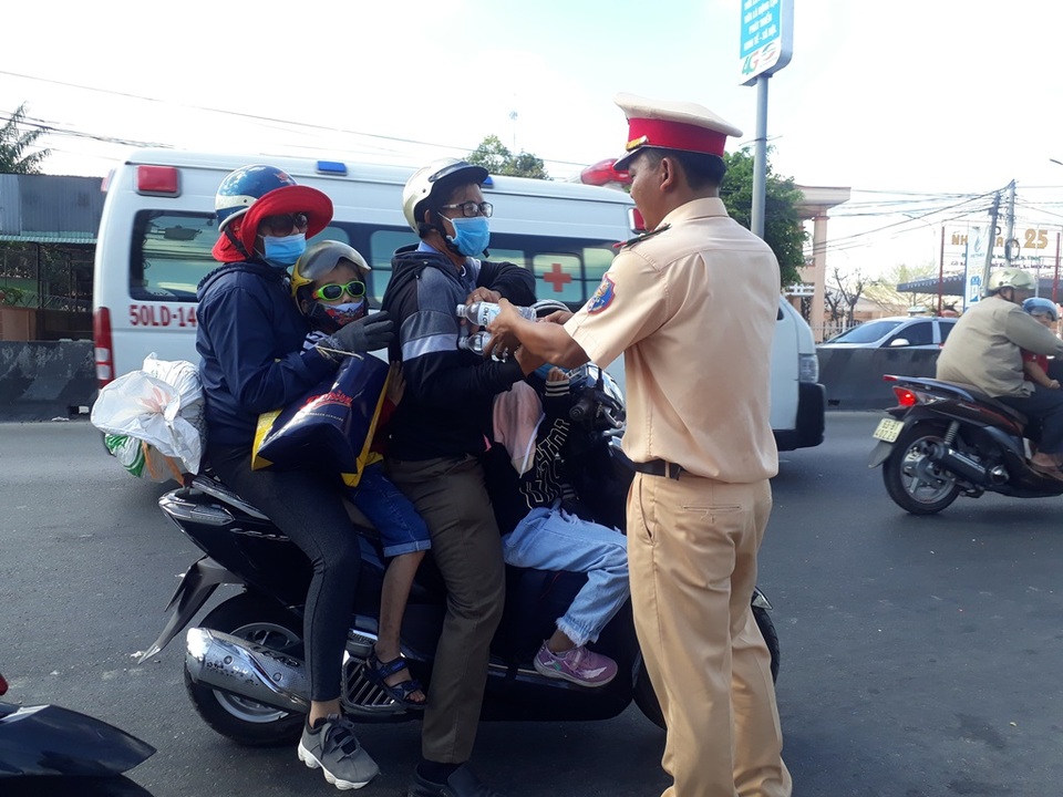 Công an phát nước uống miễn phí cho người dân du xuân - 5 Công an phát nước uống miễn phí cho người dân du xuân - 5