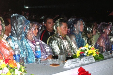 Các hoa hậu đội mưa dự lễ khai mạc “Hành trình di sản”