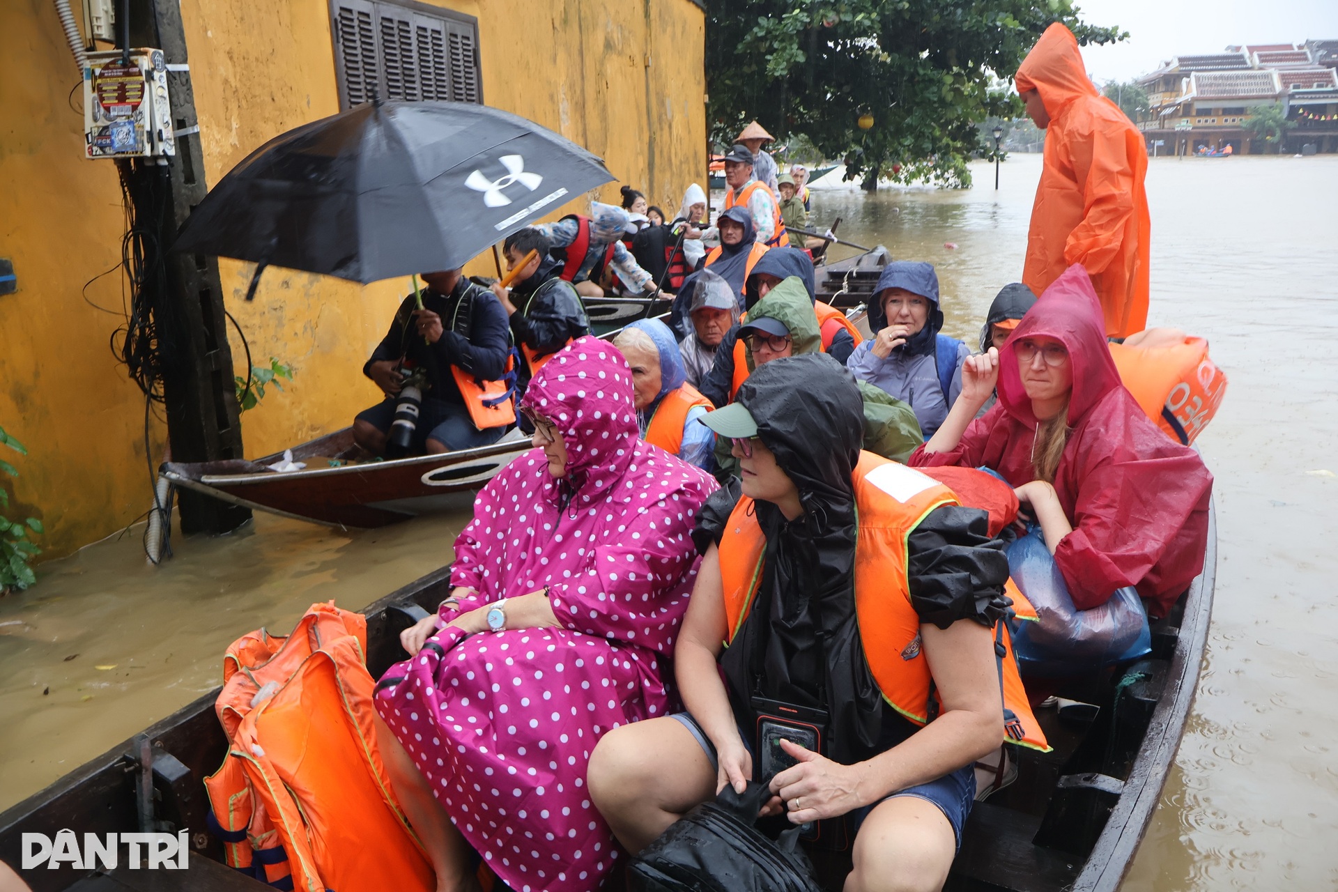 Lũ lên nhanh, người dân phố cổ Hội An khẩn trương sơ tán trong đêm - 5 Lũ lên nhanh, người dân phố cổ Hội An khẩn trương sơ tán trong đêm - 5