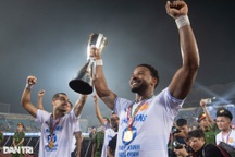 Cổ động viên và cầu thủ Nam Định vỡ òa cảm xúc ngày vô địch V-League