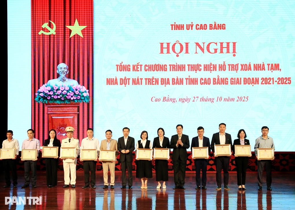 Báo Dân trí nhận bằng khen trong công tác xóa nhà tạm tại Cao Bằng - 2 Báo Dân trí nhận bằng khen trong công tác xóa nhà tạm tại Cao Bằng - 2