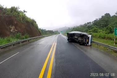 Xe tải loạng choạng rồi lật nghiêng trên cao tốc, nghi do nổ lốp