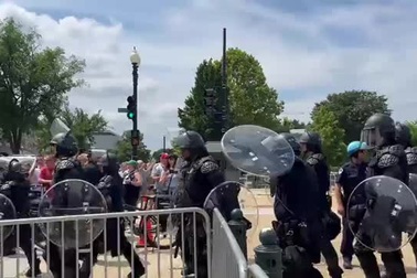 Cảnh sát chống bạo động được điều động ở Washington D.C