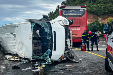 Xe chở đoàn người đi ăn cưới gặp nạn nghiêm trọng trên cao tốc